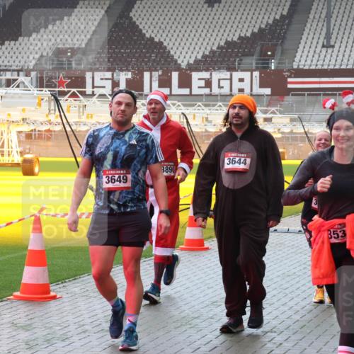 07.12.2025 - St. Pauli X-Mass-Run No. 15 Luisa Fischer http://msf.ph/oto/9376690 07.12.2025 10:24:00 Ziel 3649, 3890, 3644, 853, 4145, 638, 1104, 2508, 2511, 2603, 2634, 3052, 3078, 3079, 3539, 3644, 3649, 3887, 3890, 4005, 4043, 4139, 4141, 4144, 4145, 4377, 4378, 4458, 4549 meine-sportfotos.de