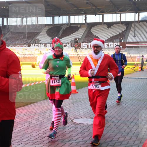 07.12.2025 - St. Pauli X-Mass-Run No. 15 Luisa Fischer http://msf.ph/oto/9376698 07.12.2025 09:59:03 Ziel 1782, 1785, 238, 261, 483, 532, 655, 1003, 1115, 1173, 1528, 1542, 1603, 1633, 1774, 1782, 1785, 2205, 2392, 3308, 3405, 3515, 4031, 4206 meine-sportfotos.de