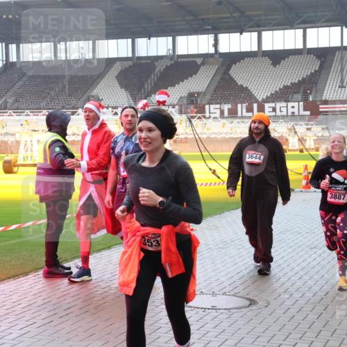 07.12.2025 - St. Pauli X-Mass-Run No. 15 Luisa Fischer http://msf.ph/oto/9376703 07.12.2025 10:24:01 Ziel 47779, 353, 3644, 3887, 4145, 49, 638, 1104, 2508, 2511, 2603, 2634, 3052, 3078, 3079, 3539, 3644, 3649, 3887, 3890, 4005, 4043, 4139, 4141, 4144, 4145, 4377, 4378, 4458, 4549 meine-sportfotos.de