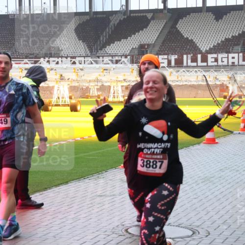 07.12.2025 - St. Pauli X-Mass-Run No. 15 Luisa Fischer http://msf.ph/oto/9376713 07.12.2025 10:24:03 Ziel 3649, 3887, 1104, 4145, 638, 1104, 2508, 2511, 2603, 2634, 3052, 3078, 3079, 3539, 3644, 3649, 3887, 3890, 3968, 4005, 4043, 4139, 4141, 4144, 4145, 4203, 4377, 4378, 4458, 4549, 4765 meine-sportfotos.de