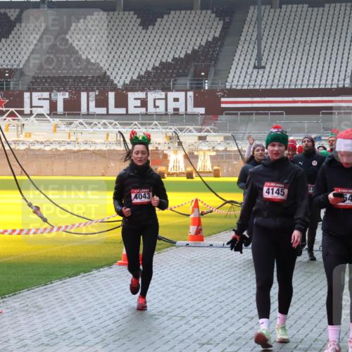 07.12.2025 - St. Pauli X-Mass-Run No. 15 Luisa Fischer http://msf.ph/oto/9376752 07.12.2025 10:24:09 Ziel 4043, 4145, 37, 549, 638, 711, 1104, 2603, 2634, 3539, 3644, 3649, 3887, 3890, 3968, 4005, 4043, 4139, 4141, 4144, 4145, 4203, 4377, 4378, 4458, 4479, 4549, 4765 meine-sportfotos.de