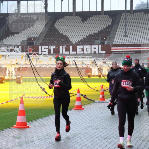 07.12.2025 - St. Pauli X-Mass-Run No. 15 Luisa Fischer http://msf.ph/oto/9376760 07.12.2025 10:24:10 Ziel 43, 4145, 4549, 40, 638, 711, 1104, 2603, 2634, 3539, 3644, 3649, 3887, 3890, 3968, 4005, 4043, 4139, 4141, 4144, 4145, 4203, 4377, 4378, 4458, 4479, 4549, 4765 meine-sportfotos.de
