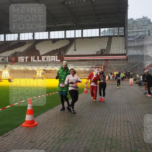 07.12.2025 - St. Pauli X-Mass-Run No. 15 Fabian Wolf http://msf.ph/oto/9376785 07.12.2025 10:05:51 Ziel 2, 3, 54, 123, 363, 385, 512, 676, 945, 1215, 1222, 1789, 1791, 3231, 3877, 4194, 4195, 4552, 4555, 4559, 4560 meine-sportfotos.de
