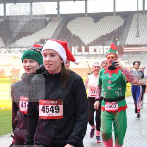 07.12.2025 - St. Pauli X-Mass-Run No. 15 Luisa Fischer http://msf.ph/oto/9376793 07.12.2025 10:24:14 Ziel 4377, 414, 15, 4549, 41, 2603, 638, 711, 1104, 2603, 2634, 3539, 3644, 3649, 3887, 3890, 3968, 4005, 4043, 4139, 4141, 4144, 4145, 4203, 4377, 4378, 4458, 4479, 4549, 4765 meine-sportfotos.de
