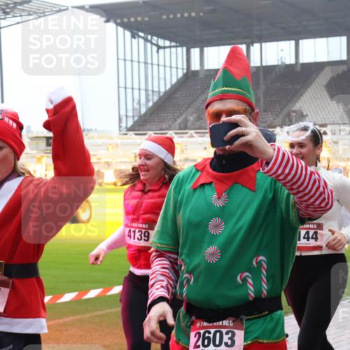 07.12.2025 - St. Pauli X-Mass-Run No. 15 Luisa Fischer http://msf.ph/oto/9376812 07.12.2025 10:24:16 Ziel 15, 4139, 15, 144, 15, 2603, 638, 711, 1104, 2603, 2634, 3539, 3644, 3649, 3887, 3890, 3968, 4005, 4043, 4139, 4141, 4144, 4145, 4203, 4377, 4378, 4458, 4479, 4549, 4765 meine-sportfotos.de