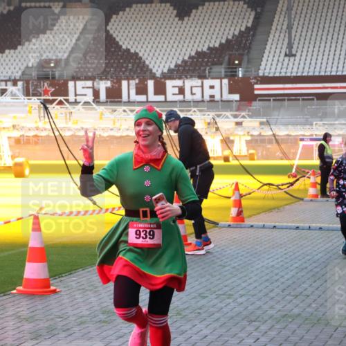 07.12.2025 - St. Pauli X-Mass-Run No. 15 Luisa Fischer http://msf.ph/oto/9376816 07.12.2025 09:59:36 Ziel 15, 939, 1120, 655, 939, 1120, 1542, 2204, 2207, 2529, 2657, 3147, 3345, 4029 meine-sportfotos.de