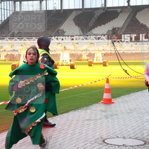 07.12.2025 - St. Pauli X-Mass-Run No. 15 Luisa Fischer http://msf.ph/oto/9376830 07.12.2025 10:24:19 Ziel 3574, 638, 711, 897, 1104, 2603, 2634, 3539, 3644, 3649, 3887, 3890, 3968, 4040, 4043, 4139, 4144, 4145, 4203, 4377, 4378, 4479, 4549, 4765 meine-sportfotos.de