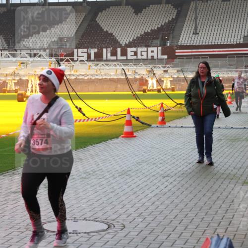 07.12.2025 - St. Pauli X-Mass-Run No. 15 Luisa Fischer http://msf.ph/oto/9376842 07.12.2025 10:24:20 Ziel 3574, 638, 711, 897, 1104, 2603, 2634, 3539, 3644, 3649, 3887, 3890, 3968, 4040, 4043, 4139, 4144, 4145, 4203, 4377, 4378, 4479, 4549, 4765 meine-sportfotos.de