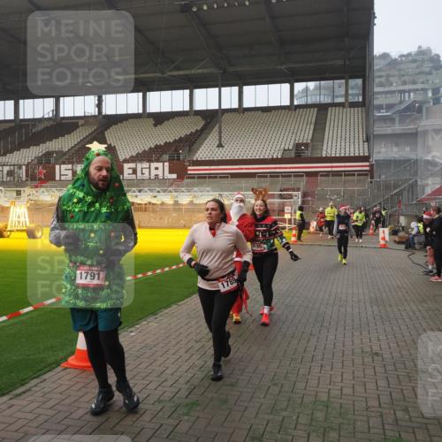07.12.2025 - St. Pauli X-Mass-Run No. 15 Fabian Wolf http://msf.ph/oto/9376844 07.12.2025 10:05:52 Ziel 2, 3, 54, 123, 363, 385, 512, 676, 945, 1215, 1222, 1789, 1791, 2756, 3877, 4194, 4195, 4559, 4560 meine-sportfotos.de