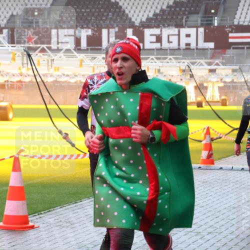07.12.2025 - St. Pauli X-Mass-Run No. 15 Luisa Fischer http://msf.ph/oto/9376858 07.12.2025 10:24:34 Ziel 897, 711, 712, 897, 1104, 2603, 2634, 3968, 4040, 4043, 4122, 4139, 4140, 4144, 4203, 4377, 4378, 4479, 4689, 4692, 4694, 4765 meine-sportfotos.de