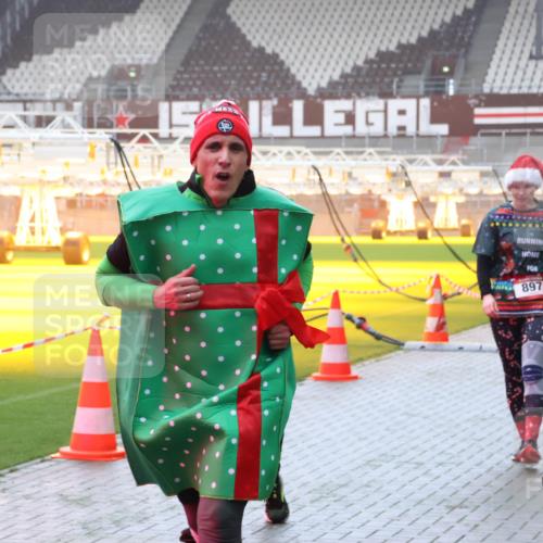 07.12.2025 - St. Pauli X-Mass-Run No. 15 Luisa Fischer http://msf.ph/oto/9376862 07.12.2025 10:24:35 Ziel 897, 1910, 711, 712, 897, 1104, 2071, 2603, 2634, 3968, 4040, 4043, 4122, 4139, 4140, 4144, 4203, 4377, 4378, 4479, 4689, 4692, 4694, 4765 meine-sportfotos.de