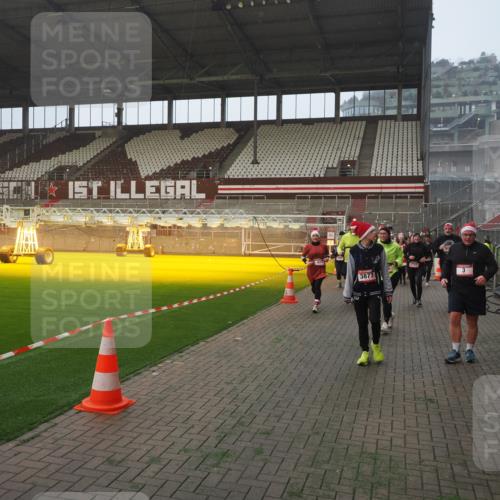 07.12.2025 - St. Pauli X-Mass-Run No. 15 Fabian Wolf http://msf.ph/oto/9376916 07.12.2025 10:05:58 Ziel 2, 3, 54, 180, 424, 468, 676, 805, 834, 1788, 1789, 1791, 2756, 2757, 3172, 3812, 3814, 3857, 3859, 3877, 4194, 4195, 4235, 4236, 4237 meine-sportfotos.de