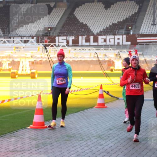 07.12.2025 - St. Pauli X-Mass-Run No. 15 Luisa Fischer http://msf.ph/oto/9376966 07.12.2025 09:59:57 Ziel 2204, 4465, 3513, 488, 910, 911, 934, 939, 961, 1112, 1120, 1763, 2186, 2204, 2207, 2529, 2657, 2729, 2964, 3147, 3345, 3513, 4029, 4051, 4052, 4465 meine-sportfotos.de