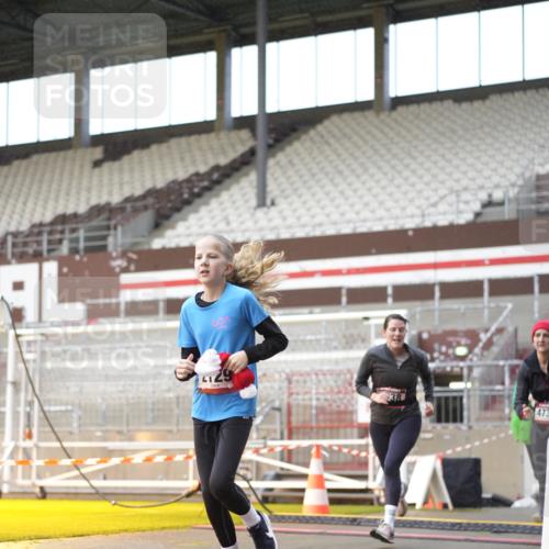 07.12.2025 - St. Pauli X-Mass-Run No. 15 Patografie http://msf.ph/oto/9376969 07.12.2025 10:06:40 Ziel 150, 562, 867, 1007, 2129, 3189, 3330, 3333, 3970, 3971, 4459, 4735, 4738 meine-sportfotos.de