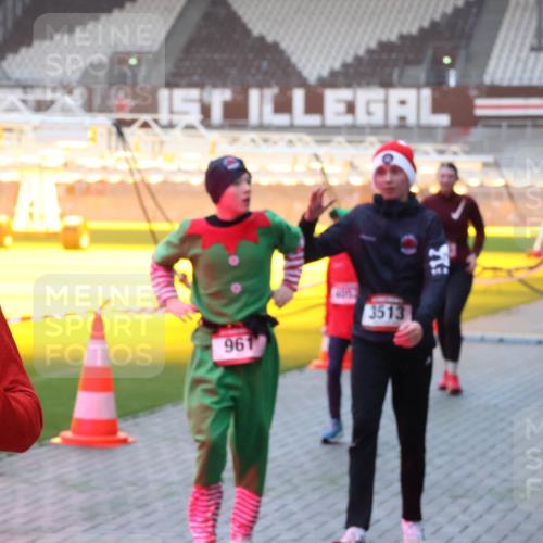 07.12.2025 - St. Pauli X-Mass-Run No. 15 Luisa Fischer http://msf.ph/oto/9376990 07.12.2025 10:00:00 Ziel 15, 961, 3513, 488, 910, 911, 934, 939, 961, 1112, 1120, 1763, 2186, 2204, 2207, 2529, 2657, 2729, 2964, 3513, 4029, 4051, 4052, 4465 meine-sportfotos.de