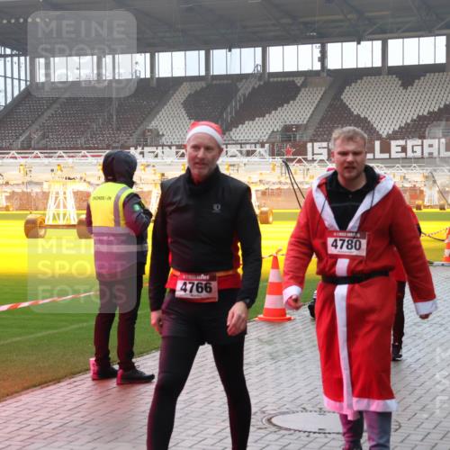 07.12.2025 - St. Pauli X-Mass-Run No. 15 Luisa Fischer http://msf.ph/oto/9376993 07.12.2025 10:25:09 Ziel 4766, 4780, 712, 915, 974, 1986, 2071, 3152, 4078, 4079, 4091, 4092, 4122, 4135, 4136, 4140, 4155, 4177, 4431, 4474, 4496, 4497, 4513, 4514, 4530, 4541, 4542, 4689, 4692, 4694, 4766, 4780, 4846 meine-sportfotos.de