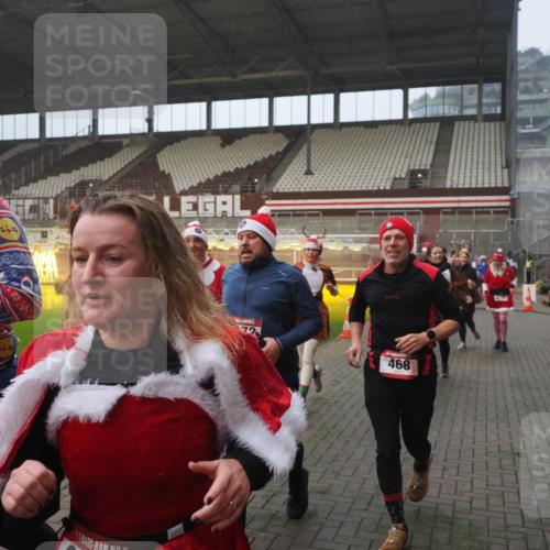 07.12.2025 - St. Pauli X-Mass-Run No. 15 Fabian Wolf http://msf.ph/oto/9377015 07.12.2025 10:06:06 Ziel 127, 148, 180, 424, 468, 676, 805, 834, 967, 969, 1788, 2756, 2757, 2894, 2968, 3093, 3172, 3196, 3812, 3814, 3857, 3859, 3877, 4235, 4236, 4237, 4246, 4251, 4670, 4676 meine-sportfotos.de