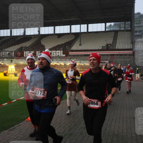 07.12.2025 - St. Pauli X-Mass-Run No. 15 Fabian Wolf http://msf.ph/oto/9377032 07.12.2025 10:06:06 Ziel 127, 148, 180, 424, 468, 676, 805, 834, 967, 969, 1788, 2756, 2757, 2894, 2968, 3093, 3172, 3196, 3812, 3814, 3857, 3859, 3877, 4235, 4236, 4237, 4246, 4251, 4670, 4676 meine-sportfotos.de