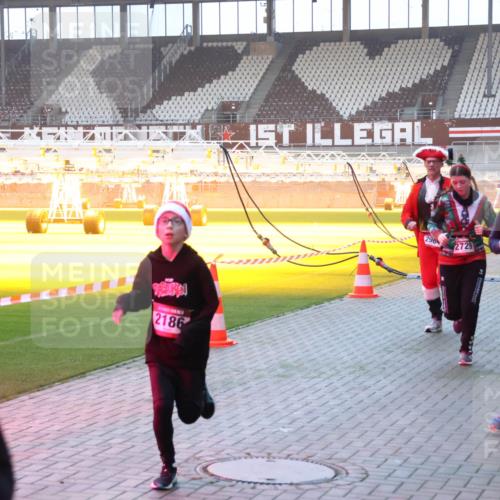 07.12.2025 - St. Pauli X-Mass-Run No. 15 Luisa Fischer http://msf.ph/oto/9377034 07.12.2025 10:00:07 Ziel 2186, 296, 2729, 405, 488, 910, 911, 934, 939, 961, 1112, 1120, 1763, 2186, 2204, 2207, 2657, 2729, 2964, 3513, 4029, 4051, 4052, 4465 meine-sportfotos.de