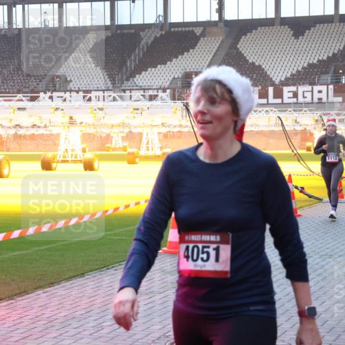 07.12.2025 - St. Pauli X-Mass-Run No. 15 Luisa Fischer http://msf.ph/oto/9377064 07.12.2025 10:00:11 Ziel 4051, 1112, 488, 802, 910, 911, 934, 961, 1112, 1360, 1404, 1763, 2186, 2204, 2207, 2657, 2729, 2964, 3513, 4029, 4051, 4052, 4465 meine-sportfotos.de