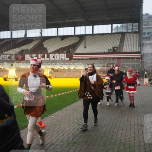 07.12.2025 - St. Pauli X-Mass-Run No. 15 Fabian Wolf http://msf.ph/oto/9377069 07.12.2025 10:06:07 Ziel 127, 148, 180, 424, 468, 676, 805, 834, 893, 967, 969, 1788, 2756, 2757, 2894, 2968, 3093, 3172, 3196, 3812, 3814, 3857, 3859, 4235, 4236, 4237, 4246, 4251, 4670, 4676 meine-sportfotos.de