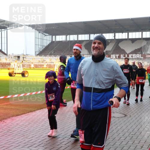 07.12.2025 - St. Pauli X-Mass-Run No. 15 Luisa Fischer http://msf.ph/oto/9377071 07.12.2025 10:25:26 Ziel 079, 407, 91, 4122, 4140, 915, 915, 974, 1012, 1977, 1987, 1995, 3152, 3962, 4078, 4079, 4091, 4092, 4121, 4135, 4136, 4155, 4177, 4201, 4204, 4284, 4335, 4431, 4474, 4496, 4497, 4513, 4514, 4530, 4541, 4542, 4766, 4780, 4846 meine-sportfotos.de