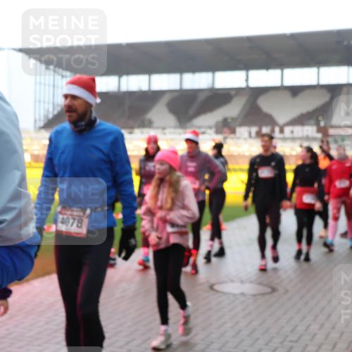 07.12.2025 - St. Pauli X-Mass-Run No. 15 Luisa Fischer http://msf.ph/oto/9377080 07.12.2025 10:25:27 Ziel 4078, 915, 974, 1012, 1977, 1987, 1995, 3152, 3962, 4078, 4079, 4091, 4092, 4118, 4119, 4121, 4135, 4136, 4155, 4177, 4201, 4204, 4284, 4335, 4431, 4474, 4496, 4497, 4513, 4514, 4530, 4541, 4542, 4766, 4780, 4846 meine-sportfotos.de