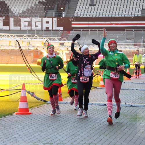 07.12.2025 - St. Pauli X-Mass-Run No. 15 Luisa Fischer http://msf.ph/oto/9377107 07.12.2025 10:00:27 Ziel 1404, 135, 802, 1360, 1, 2141, 488, 802, 910, 911, 934, 1112, 1333, 1354, 1360, 1404, 1763, 2140, 2141, 2186, 2729, 2964, 3513, 4051, 4052, 4129, 4465 meine-sportfotos.de