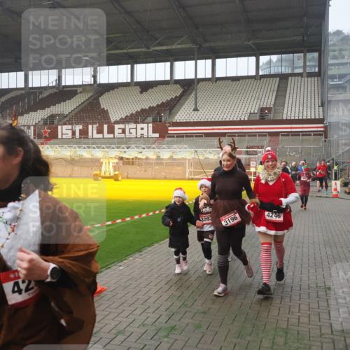 07.12.2025 - St. Pauli X-Mass-Run No. 15 Fabian Wolf http://msf.ph/oto/9377111 07.12.2025 10:06:08 Ziel 127, 148, 180, 424, 468, 676, 805, 834, 893, 967, 969, 1119, 1788, 1937, 2756, 2757, 2894, 2968, 3093, 3172, 3196, 3812, 3814, 3857, 3859, 4235, 4236, 4237, 4246, 4251, 4665, 4670, 4676 meine-sportfotos.de
