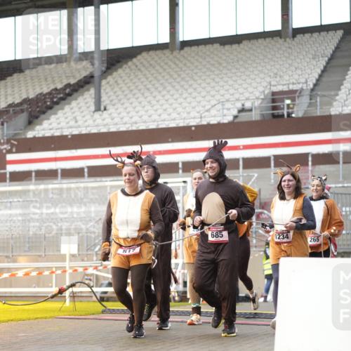 07.12.2025 - St. Pauli X-Mass-Run No. 15 Patografie http://msf.ph/oto/9377144 07.12.2025 10:07:15 Ziel 256, 265, 272, 517, 657, 685, 716, 767, 1187, 1234, 2983, 3414 meine-sportfotos.de