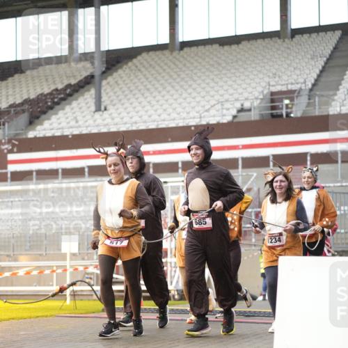 07.12.2025 - St. Pauli X-Mass-Run No. 15 Patografie http://msf.ph/oto/9377153 07.12.2025 10:07:16 Ziel 256, 265, 272, 517, 657, 685, 716, 767, 1187, 1234, 2983, 3414 meine-sportfotos.de