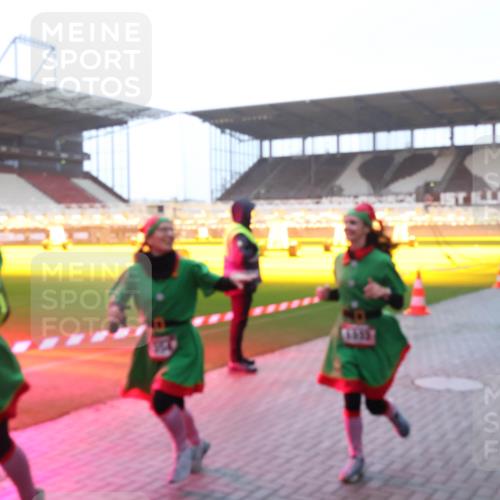 07.12.2025 - St. Pauli X-Mass-Run No. 15 Luisa Fischer http://msf.ph/oto/9377157 07.12.2025 10:00:33 Ziel 104, 802, 910, 911, 934, 1112, 1333, 1354, 1360, 1404, 2140, 2141, 2186, 2729, 2964, 3336, 4129 meine-sportfotos.de