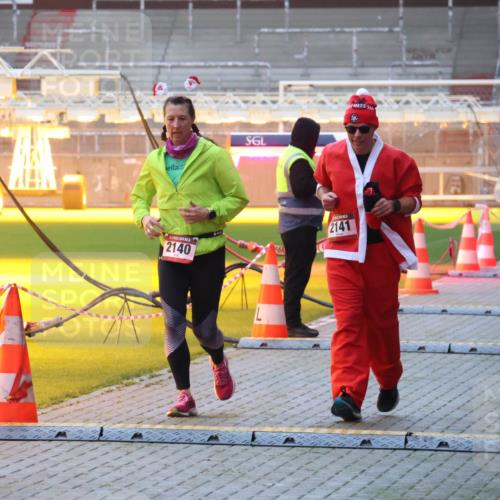07.12.2025 - St. Pauli X-Mass-Run No. 15 Luisa Fischer http://msf.ph/oto/9377176 07.12.2025 10:00:40 Ziel 2140, 2141, 4129, 802, 934, 1112, 1333, 1354, 1360, 1404, 1418, 1976, 2140, 2141, 2186, 2729, 2964, 3336, 4129 meine-sportfotos.de