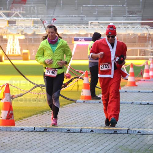 07.12.2025 - St. Pauli X-Mass-Run No. 15 Luisa Fischer http://msf.ph/oto/9377178 07.12.2025 10:00:41 Ziel 2140, 2141, 4129, 802, 934, 1112, 1333, 1354, 1360, 1404, 1418, 1976, 2140, 2141, 2729, 2964, 3336, 4129 meine-sportfotos.de