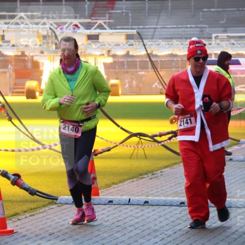 07.12.2025 - St. Pauli X-Mass-Run No. 15 Luisa Fischer http://msf.ph/oto/9377191 07.12.2025 10:00:43 Ziel 2140, 2141, 412, 802, 855, 934, 1112, 1333, 1354, 1360, 1404, 1418, 1976, 2140, 2141, 2964, 3336, 4129 meine-sportfotos.de