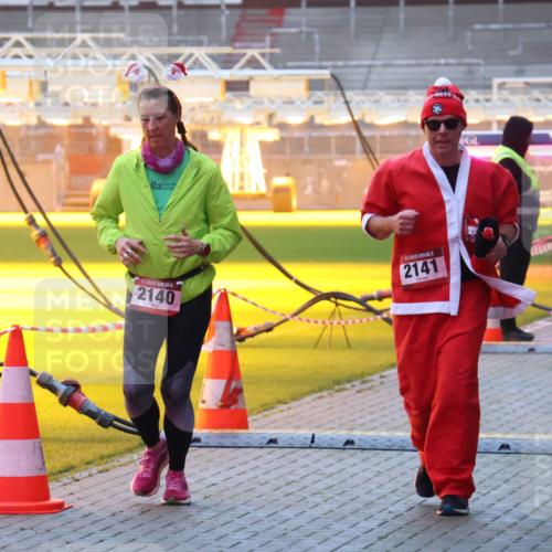 07.12.2025 - St. Pauli X-Mass-Run No. 15 Luisa Fischer http://msf.ph/oto/9377195 07.12.2025 10:00:43 Ziel 2140, 2141, 1, 412, 802, 855, 934, 1112, 1333, 1354, 1360, 1404, 1418, 1976, 2140, 2141, 2964, 3336, 4129 meine-sportfotos.de
