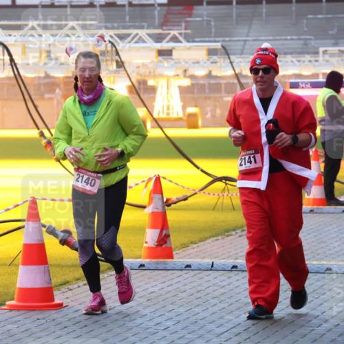 07.12.2025 - St. Pauli X-Mass-Run No. 15 Luisa Fischer http://msf.ph/oto/9377197 07.12.2025 10:00:43 Ziel 2140, 2141, 802, 855, 934, 1112, 1333, 1354, 1360, 1404, 1418, 1976, 2140, 2141, 2964, 3336, 4129 meine-sportfotos.de