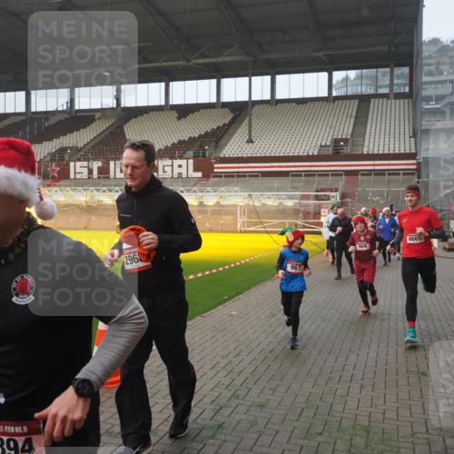 07.12.2025 - St. Pauli X-Mass-Run No. 15 Fabian Wolf http://msf.ph/oto/9377203 07.12.2025 10:06:11 Ziel 127, 148, 180, 424, 468, 676, 805, 834, 893, 967, 969, 1119, 1788, 1937, 2756, 2757, 2894, 2968, 3093, 3172, 3196, 3812, 3814, 3857, 3859, 4235, 4236, 4237, 4246, 4251, 4657, 4665, 4670, 4672, 4676, 4677, 4736, 4739 meine-sportfotos.de