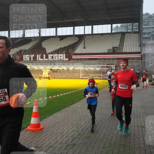 07.12.2025 - St. Pauli X-Mass-Run No. 15 Fabian Wolf http://msf.ph/oto/9377217 07.12.2025 10:06:11 Ziel 127, 148, 180, 424, 468, 676, 805, 834, 893, 967, 969, 1119, 1788, 1937, 2756, 2757, 2894, 2968, 3093, 3172, 3196, 3812, 3814, 3857, 3859, 4235, 4236, 4237, 4246, 4251, 4657, 4665, 4670, 4672, 4676, 4677, 4736, 4739 meine-sportfotos.de