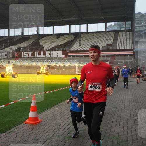 07.12.2025 - St. Pauli X-Mass-Run No. 15 Fabian Wolf http://msf.ph/oto/9377233 07.12.2025 10:06:11 Ziel 127, 148, 180, 424, 468, 676, 805, 834, 893, 967, 969, 1119, 1788, 1937, 2756, 2757, 2894, 2968, 3093, 3172, 3196, 3812, 3814, 3857, 3859, 4235, 4236, 4237, 4246, 4251, 4657, 4665, 4670, 4672, 4676, 4677, 4736, 4739 meine-sportfotos.de