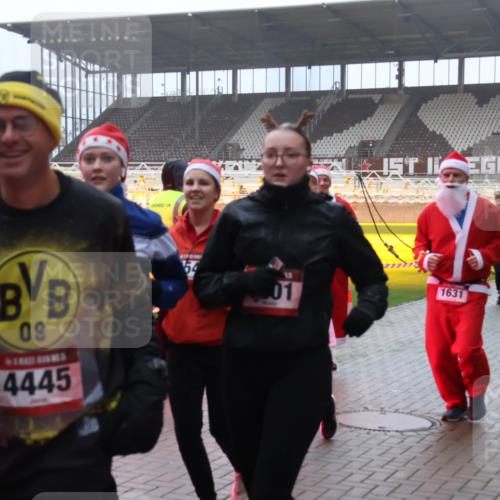 07.12.2025 - St. Pauli X-Mass-Run No. 15 Luisa Fischer http://msf.ph/oto/9377257 07.12.2025 10:25:53 Ziel 09, 4445, 54, 01, 1631, 50, 129, 211, 369, 374, 387, 398, 404, 1012, 1069, 1247, 1631, 1977, 1987, 1995, 2029, 2041, 2104, 2149, 2215, 2680, 3742, 3779, 3962, 4118, 4119, 4121, 4162, 4164, 4201, 4202, 4204, 4284, 4335, 4372, 4373, 4431, 4445, 4482, 4485, 4501, 4513, 4514 meine-sportfotos.de