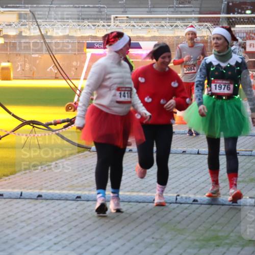 07.12.2025 - St. Pauli X-Mass-Run No. 15 Luisa Fischer http://msf.ph/oto/9377261 07.12.2025 10:00:55 Ziel 1418, 3084, 1976, 3336, 802, 855, 1333, 1354, 1360, 1404, 1418, 1976, 2140, 2141, 2348, 3084, 3336, 4129 meine-sportfotos.de