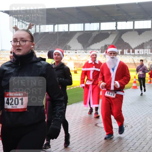 07.12.2025 - St. Pauli X-Mass-Run No. 15 Luisa Fischer http://msf.ph/oto/9377264 07.12.2025 10:25:54 Ziel 15, 4201, 1631, 50, 129, 211, 369, 374, 387, 398, 404, 1012, 1069, 1247, 1631, 1977, 1987, 1995, 2029, 2041, 2104, 2106, 2149, 2191, 2215, 2680, 3742, 3779, 3962, 4118, 4119, 4121, 4162, 4164, 4201, 4202, 4204, 4284, 4335, 4372, 4373, 4431, 4445, 4482, 4485, 4501, 4513, 4514 meine-sportfotos.de
