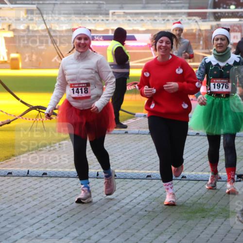 07.12.2025 - St. Pauli X-Mass-Run No. 15 Luisa Fischer http://msf.ph/oto/9377270 07.12.2025 10:00:56 Ziel 1418, 15, 1976, 802, 855, 1333, 1354, 1360, 1404, 1418, 1976, 2140, 2141, 2348, 3084, 3336, 4129 meine-sportfotos.de