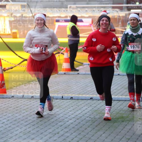 07.12.2025 - St. Pauli X-Mass-Run No. 15 Luisa Fischer http://msf.ph/oto/9377272 07.12.2025 10:00:57 Ziel 15, 1976, 802, 855, 1333, 1354, 1360, 1404, 1418, 1976, 2140, 2141, 2348, 3084, 3336, 4129 meine-sportfotos.de