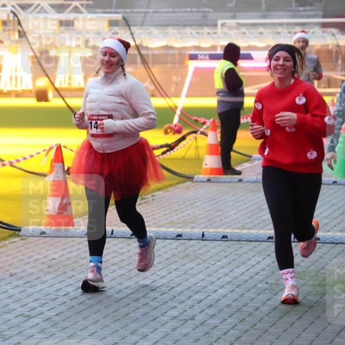 07.12.2025 - St. Pauli X-Mass-Run No. 15 Luisa Fischer http://msf.ph/oto/9377276 07.12.2025 10:00:57 Ziel 15, 14, 1976, 802, 855, 1333, 1354, 1360, 1404, 1418, 1976, 2140, 2141, 2348, 3084, 3336, 4129 meine-sportfotos.de