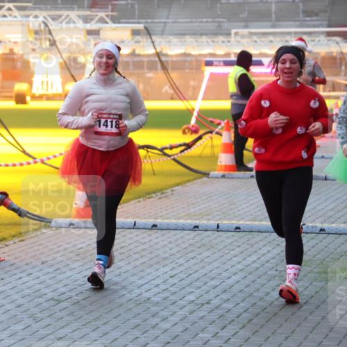 07.12.2025 - St. Pauli X-Mass-Run No. 15 Luisa Fischer http://msf.ph/oto/9377278 07.12.2025 10:00:57 Ziel 1418, 33, 1976, 802, 855, 1333, 1354, 1360, 1404, 1418, 1976, 2140, 2141, 2348, 3084, 3336, 4129 meine-sportfotos.de