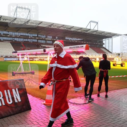 07.12.2025 - St. Pauli X-Mass-Run No. 15 Luisa Fischer http://msf.ph/oto/9377284 07.12.2025 10:26:00 Ziel 4513, 50, 129, 211, 369, 374, 387, 398, 404, 1012, 1069, 1227, 1247, 1538, 1581, 1586, 1631, 1977, 1987, 1995, 2029, 2041, 2104, 2106, 2149, 2191, 2215, 2680, 2896, 3742, 3779, 3910, 3918, 3962, 4118, 4119, 4121, 4162, 4164, 4201, 4202, 4204, 4284, 4300, 4301, 4335, 4372, 4373, 4445, 4482, 4485, 4501 meine-sportfotos.de
