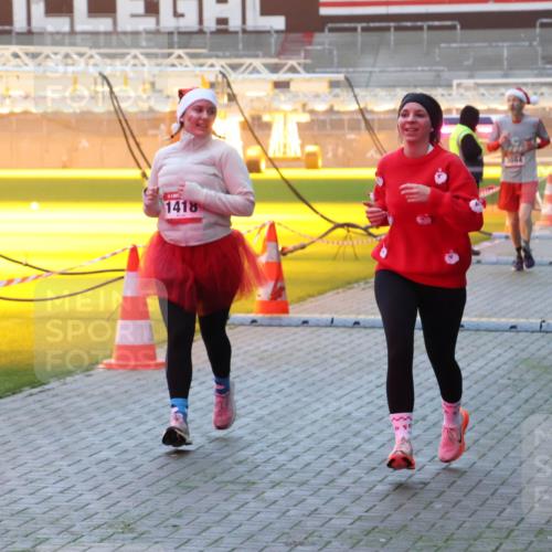 07.12.2025 - St. Pauli X-Mass-Run No. 15 Luisa Fischer http://msf.ph/oto/9377288 07.12.2025 10:00:58 Ziel 1418, 1976, 802, 855, 1333, 1354, 1360, 1404, 1418, 1976, 2140, 2141, 2348, 3084, 3336, 4129 meine-sportfotos.de