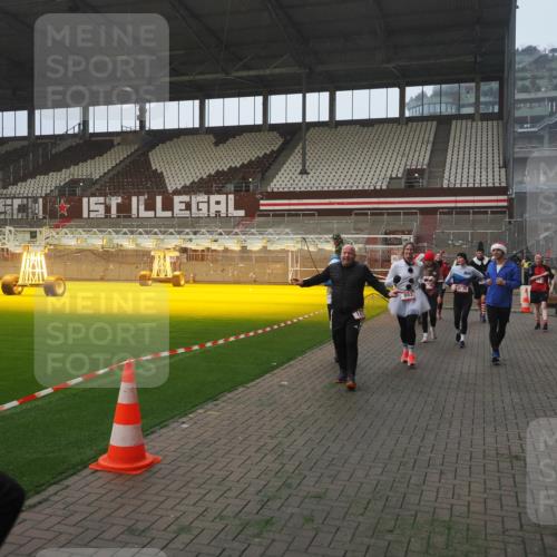 07.12.2025 - St. Pauli X-Mass-Run No. 15 Fabian Wolf http://msf.ph/oto/9377292 07.12.2025 10:06:13 Ziel 127, 148, 180, 424, 468, 805, 834, 893, 967, 969, 1119, 1788, 1832, 1937, 2757, 2894, 2968, 3093, 3172, 3196, 3812, 3814, 3857, 3859, 4235, 4236, 4237, 4246, 4251, 4657, 4665, 4670, 4672, 4676, 4677, 4736, 4739 meine-sportfotos.de